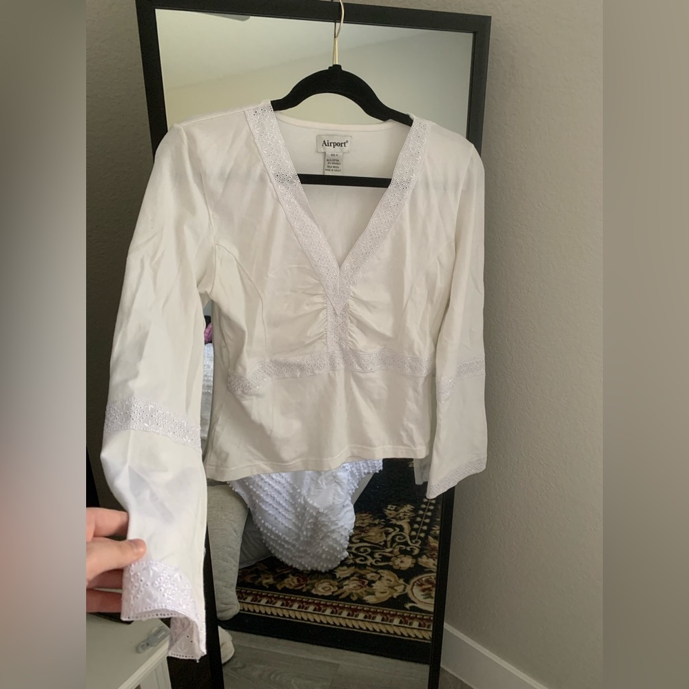 CUTE VINTAGE WHITE V NECK TOP